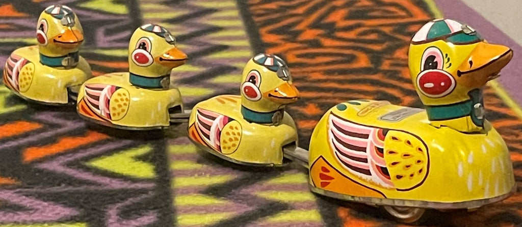Vintage lithographed tin wind-up duck family toy with mother duck and ducklings